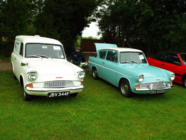 Ford Anglia Satnd